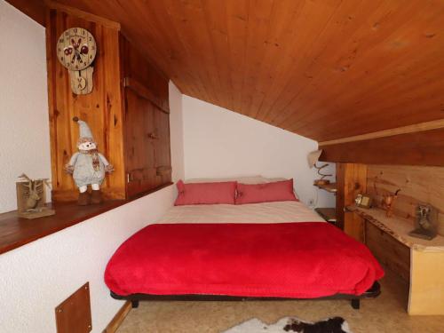 une chambre avec un lit avec une couverture rouge dans l'établissement Duplex 4/5 pers., centre Arêches-Beaufort, piscine, proche commerces et pistes - FR-1-342-142, à Arêches