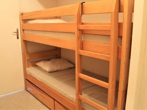 Ce lit superposé en bois se trouve dans un dortoir. dans l'établissement Studio Montagne, 4 Couchages à Vars Les Claux - Près des Pistes, Balcon et Parking Privé - FR-1-330B-4, à Vars