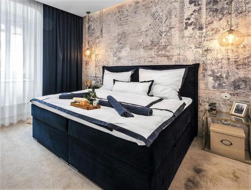 um quarto com uma cama grande e almofadas brancas em NEW Design & High Standard Apt from 16th Century in Old Town em Bratislava