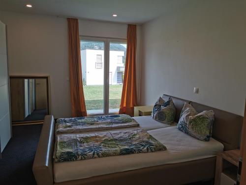 a bedroom with a bed and a window at Schöne große 90 m² Ferienwohung in Zweikirchen in Zweikirchen