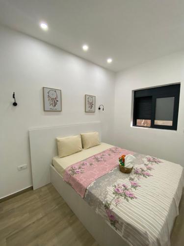 Ένα ή περισσότερα κρεβάτια σε δωμάτιο στο Xhan Apartments