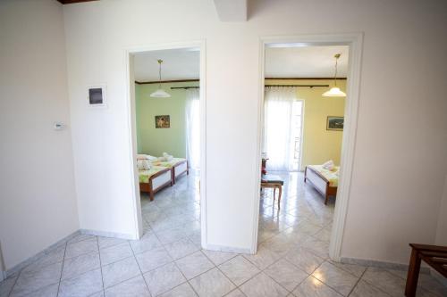 a room with two mirrors and a room with tables at ΞΕΝΟΔΟΧΕΙΟ ΠΑΠΑΝΑΓΙΩΤΟΥ in Neraïdochóri