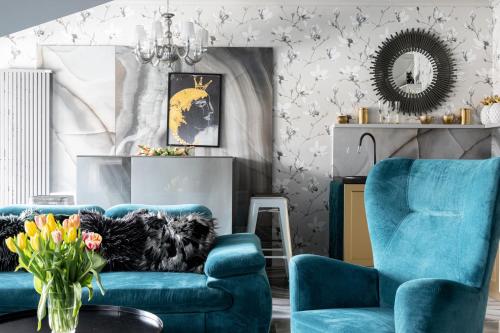 salon z niebieskimi krzesłami i lustrem w obiekcie Prestige Apartamenty Stara Polana & SPA2 w Zakopanem