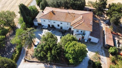 an overhead view of a large white house with a roof at Agriturismo Santa Chiara in Pomarance