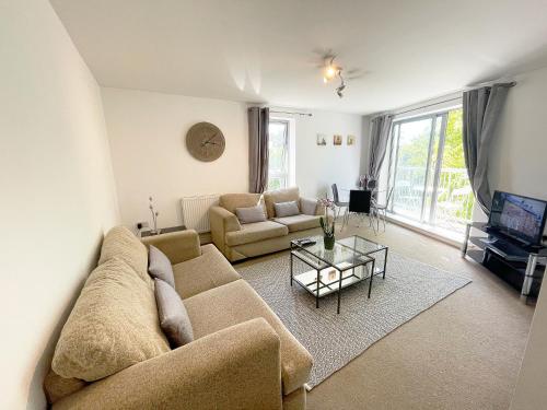 un soggiorno con divano e TV di Travaal - 2 Bed Serviced Apartment Farnborough a Farnborough