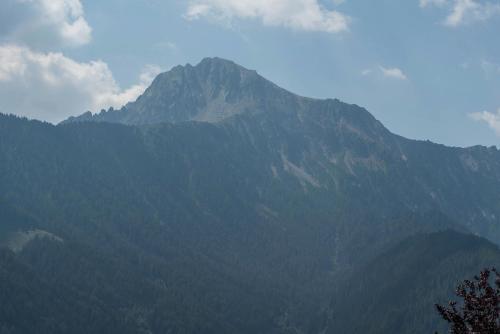 Pemandangan gunung umum atau pemandangan gunung yang diambil dari apartmen