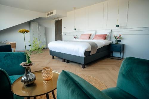 Schlafzimmer mit einem Bett, einem Tisch und Stühlen in der Unterkunft MyHotel Steenwijk - Giethoorn in Steenwijk