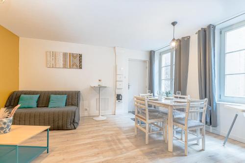a living room with a couch and a table at Appartement en centre piétonnier proche de la gare in Thionville