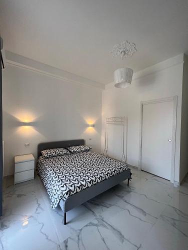 um quarto com uma cama num quarto branco em Queens Jazz em Foggia