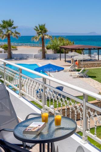 Bazén v ubytování Azure Seaside Apts nebo v jeho okolí
