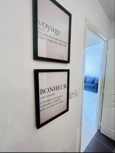 trois photos encadrées sur un mur dans une pièce dans l'établissement L’AZUREENNE - 2/4 Pers Cosy, spacieux avec piscine, à La Seyne-sur-Mer