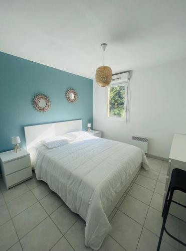 1 dormitorio con 1 cama grande y pared azul en L’AZUREENNE - 2/4 Pers Cosy, spacieux avec piscine, en La Seyne-sur-Mer