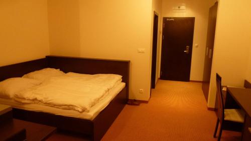 sypialnia z łóżkiem i drzwiami do korytarza w obiekcie Apartman Panorama 329 w Szczyrbskim Plesie