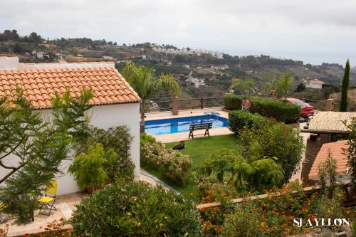 ein Haus mit einem Swimmingpool im Hof in der Unterkunft Los Espejos de Frigiliana in Frigiliana
