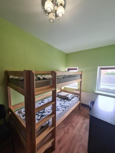 リエパーヤにあるLiela Guest Apartamentの二段ベッド2組が備わる客室です。