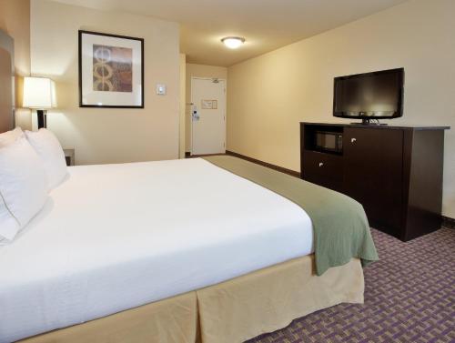 Postel nebo postele na pokoji v ubytování Holiday Inn Express Union City San Jose by IHG