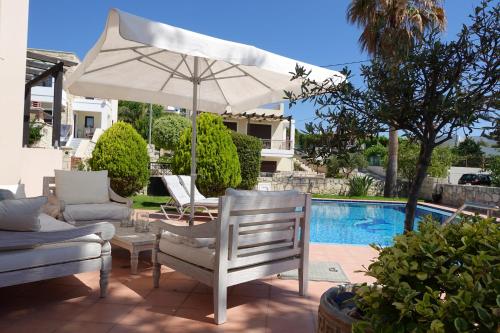 Bazén v ubytování Villa Harriet Maria with pool and ocean view Kolimbari, Chania nebo v jeho okolí