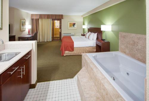 En eller flere senge i et værelse på DoubleTree by Hilton Austin, MN