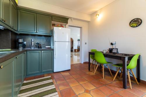 Spacious apartment in Kavouri