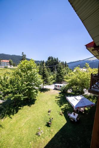 an aerial view of a yard with a picnic table at ΞΕΝΟΔΟΧΕΙΟ ΠΑΠΑΝΑΓΙΩΤΟΥ in Neraïdochóri
