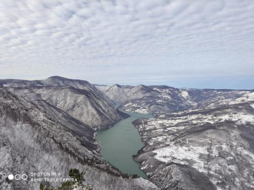 a view of a river in a mountain range at Tilia Cottage Banjska stena in Mitrovac