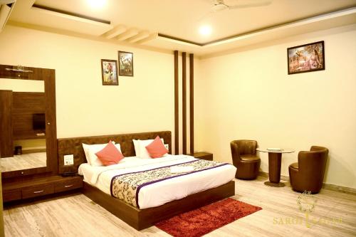 a hotel room with a bed and a mirror at Hotel Saroj Sagar in Sāgar