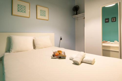 une chambre avec un lit blanc avec deux serviettes dessus dans l'établissement WS Opéra-Folies Bergères, à Paris