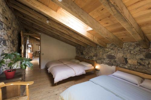 מיטה או מיטות בחדר ב-Mas rural El Negre