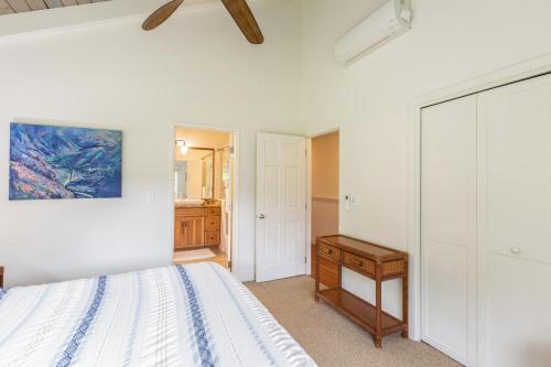 Cama ou camas em um quarto em Makana Nui home