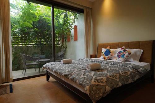 Postel nebo postele na pokoji v ubytování Iris by Le Pension Stays