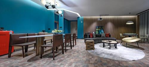 a dining room with a table and chairs at Shenzhen ALLIN Space to time in Shenzhen