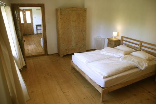 A bed or beds in a room at Birdsong Cottage - peaceful country retreat