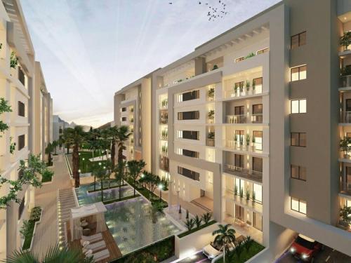 einen Blick über ein Apartmenthaus mit Pool in der Unterkunft Charming 1-Bed Apartment in Tunis close to centre in Tunis