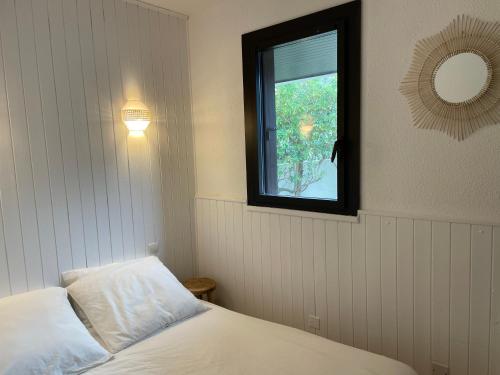 a bedroom with a bed and a window at Appartement à Seignosse océan 2 chb et jardin in Seignosse