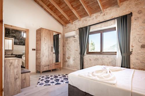1 dormitorio con cama, lavabo y ventana en VILLA TERAS, en Adrasan