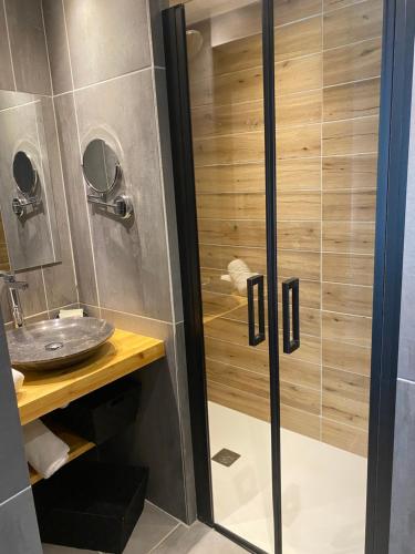 Ένα μπάνιο στο Logis Hôtel & Spa Les Autanes