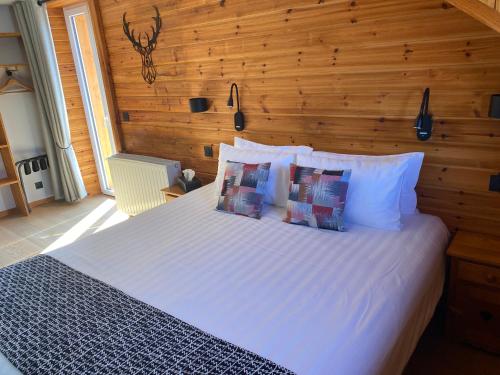 Ένα ή περισσότερα κρεβάτια σε δωμάτιο στο Logis Hôtel & Spa Les Autanes