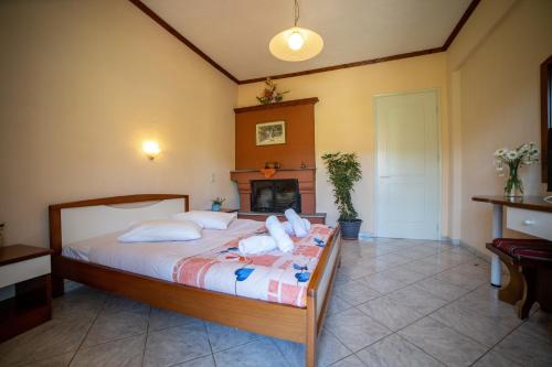 a bedroom with a bed and a fireplace at ΞΕΝΟΔΟΧΕΙΟ ΠΑΠΑΝΑΓΙΩΤΟΥ in Neraïdochóri