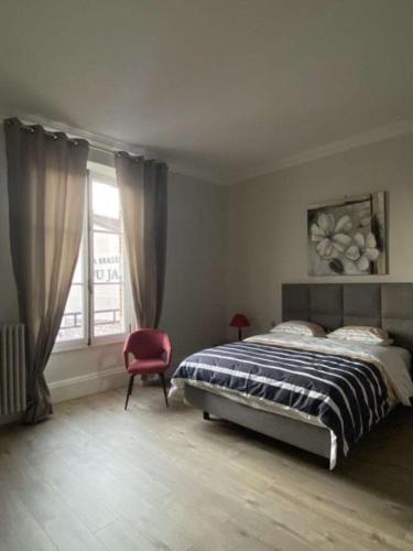 une chambre avec un lit, une chaise et une fenêtre dans l'établissement La Brasserie du Jard, à Châlons-en-Champagne