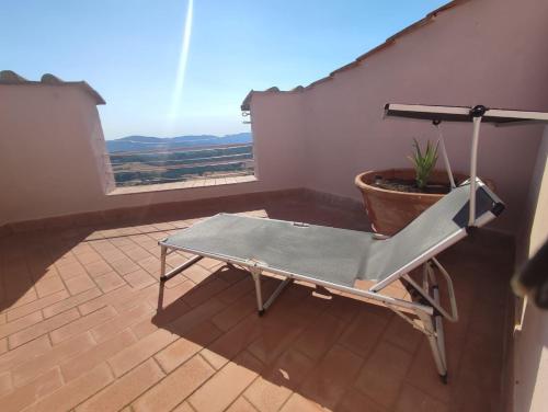 patio ze stołem i doniczką w obiekcie Casa a Serrazzano w mieście Serrazzano