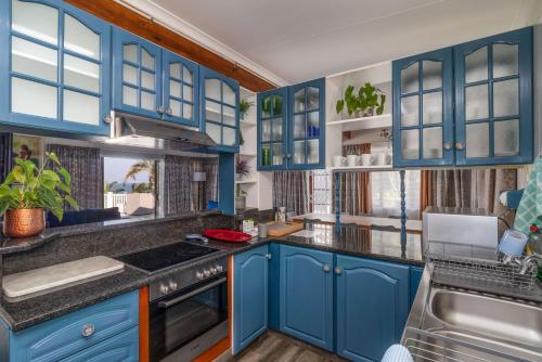 Кухня или мини-кухня в Vista Oceana – 4 Bedroom, Uvongo, Manaba Beach
