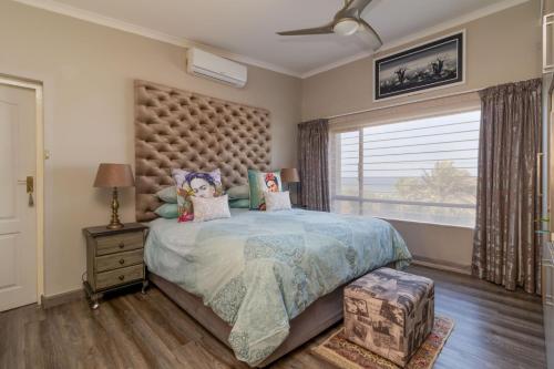 Vista Oceana – 4 Bedroom, Uvongo, Manaba Beach tesisinde bir odada yatak veya yataklar