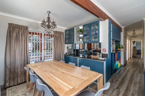 Кухня или мини-кухня в Vista Oceana – 4 Bedroom, Uvongo, Manaba Beach
