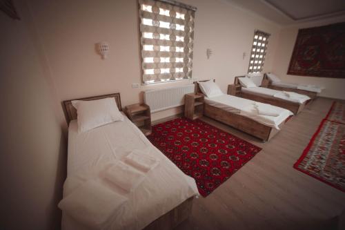 מיטה או מיטות בחדר ב-Oqilanur Guest House