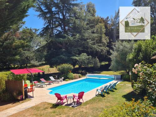 - une piscine dans une cour avec des chaises et une table dans l'établissement Au Clos du Coteau, Chambres d'Hôtes, à Crotelles