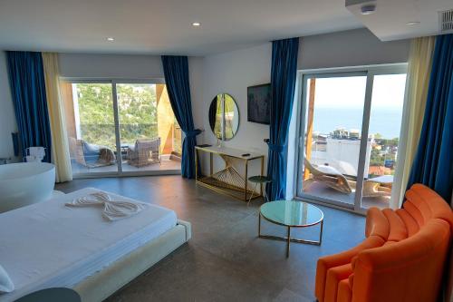 デルミにあるBlue Boutique Hotelのベッドがあり海が見える寝室