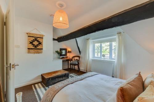 Schlafzimmer mit einem Bett, einem Fenster und einem Schreibtisch in der Unterkunft The Nook, Newly Available Relaxed 2 bed, Cotswolds in South Cerney