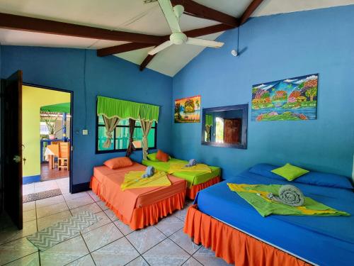 A bed or beds in a room at Cabinas Tortuguero Natural