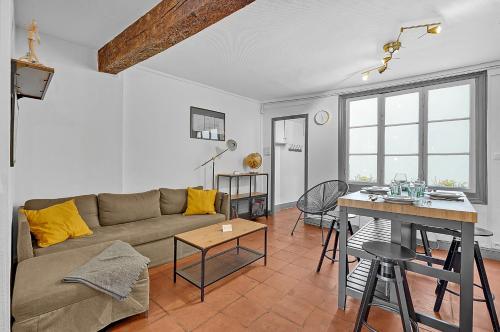 un salon avec un canapé et une table dans l'établissement LE REGANS - Charmant appartement en tomette, à Toulouse
