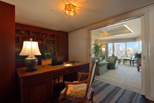 a home office with a desk with a laptop on it at Hotel Chinzanso Tokyo in Tokyo